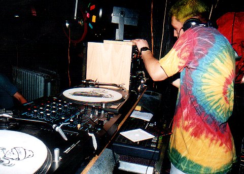 Rave on Trans - Techno tribal - Dj Pulsar przy mixerze